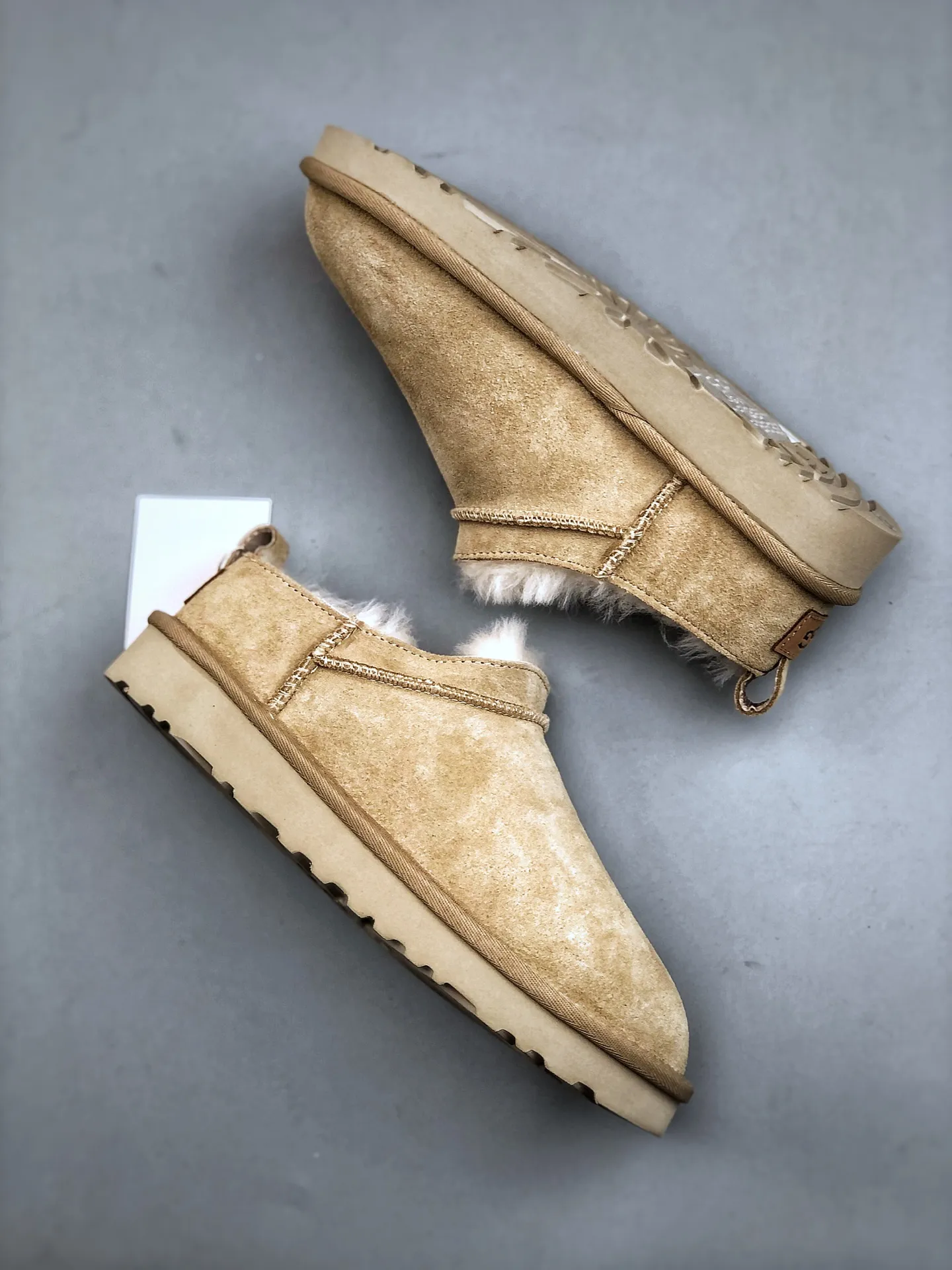 Local self-pickup💰520 supports store placement. The top version of ugg on the market. 25 new models. UGG Elea Slip-On. Thin and light slip-on. Home, office, air-conditioned room. Easy to match, super fashionable and long-leg welfare model. Produced by a large foreign trade factory in Guangzhou. Toe to insole. Genuine sheep fur integrated. Independent outer box packaging. Chip with waterproof technology. Different from any version on the market. Independently developed original outsole and cashmere insole to keep you warm in winter and suitable for home use. In recent years, uug has launched a style series that is partially geared towards the preferences of young consumers and has also moved to the forefront of fashion trends. Shoe body material Water-repellent coated suede upper 17 mm UGGPURE™ implanted wool insole Lightweight non-slip and comfortable rubber outsole With brand LOGO trademark Comes with a full set of packaging Size: 35-40
